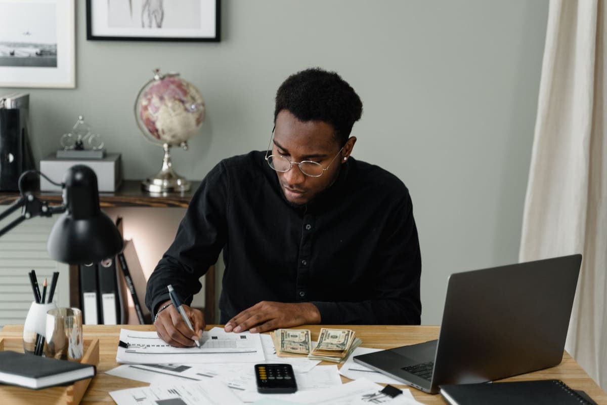 Jeune actif calculant son budget pour un crédit immobilier sans apport