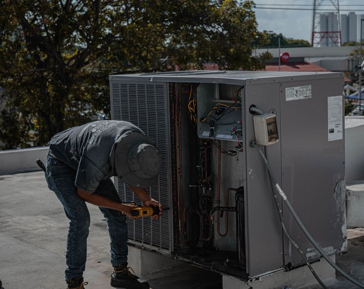 Artisan RGE installant une pompe à chaleur éligible à l'aide rénovation énergétique