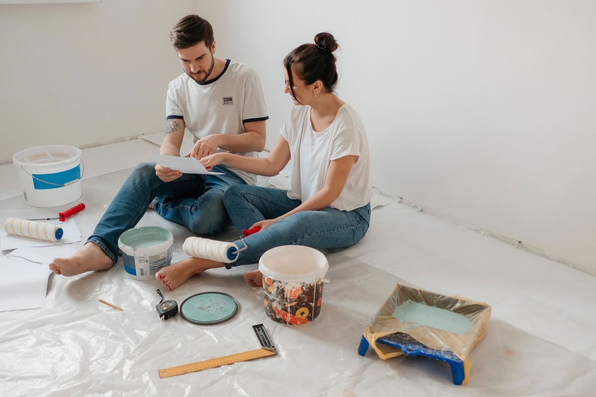 Couple étudiant un devis de travaux pour simuler le cumul des aides rénovation