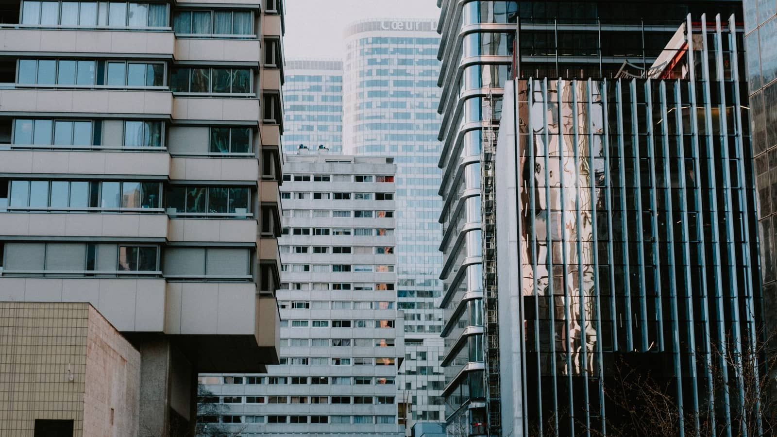Investir en SCPI ou en direct : le comparatif rendement 2025