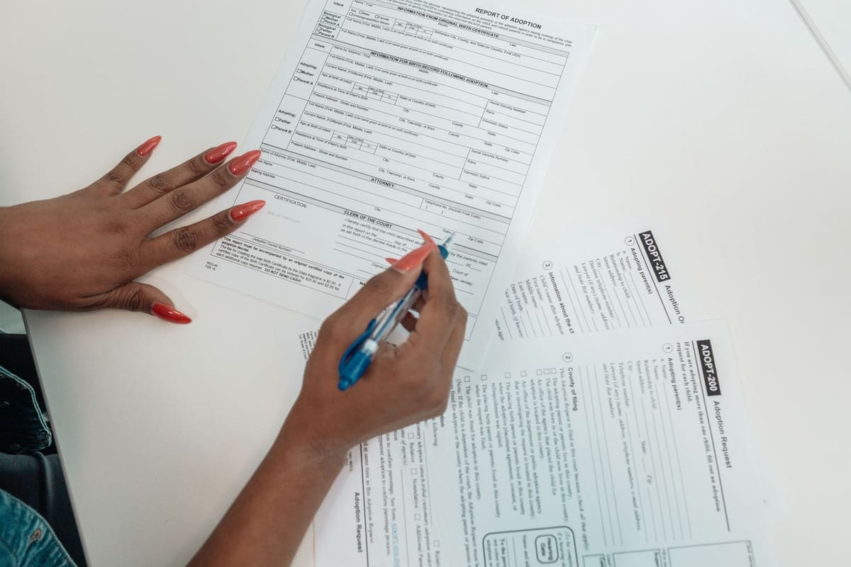 Dossier de location appartement avec bulletins de salaire et pièce d'identité sur une table