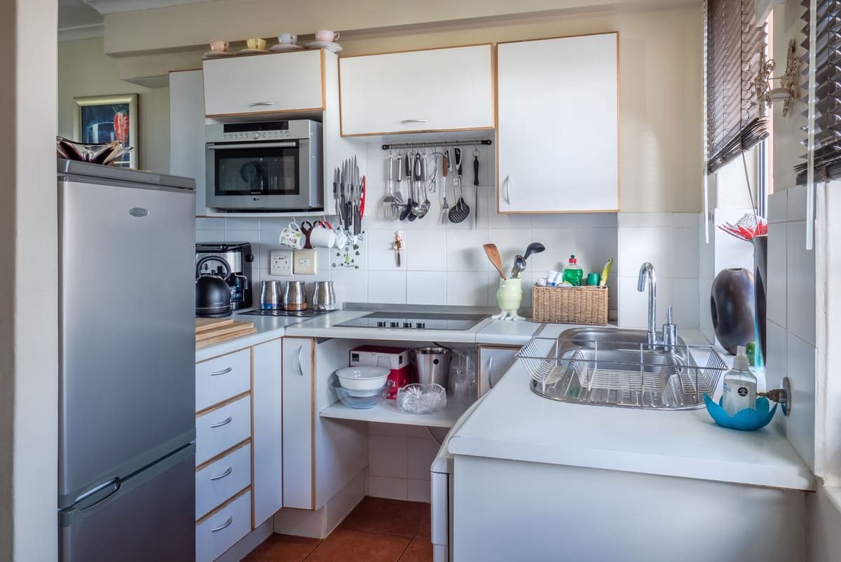 Cuisine équipée d'une location meublée avec plaques de cuisson et réfrigérateur